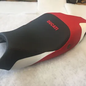 sella nera rossa bianca ducati sella nera rossa bianca ducati